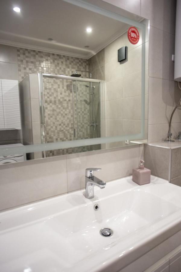 Ultra Lux 3 Rooms Apartment Near Arena City Kijev Kültér fotó